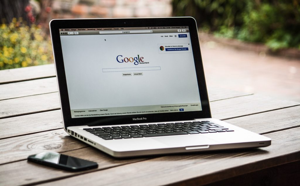 Ein Macbook abgebildet mit der Google Startseite als Symbolik für Suchmaschninenoptimierung (SEO) und Suchmaschinenwerbung (SEA)